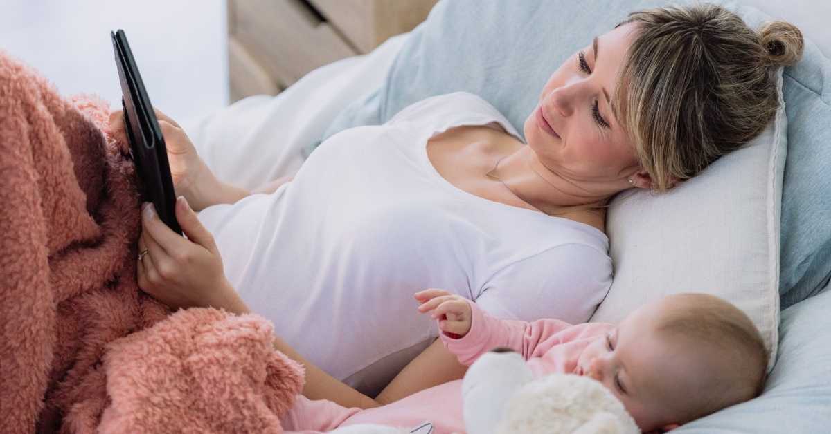 Mãe de primeira viagem assistindo curso online 