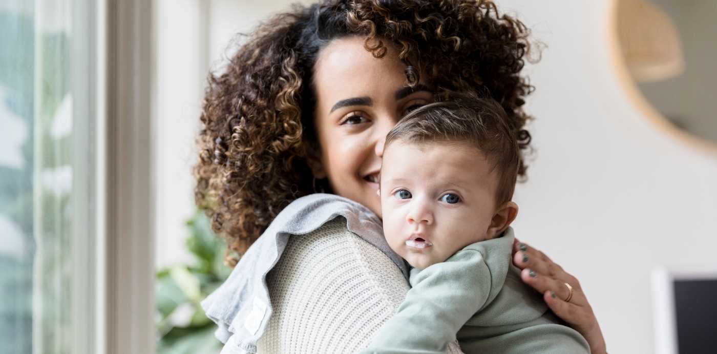 Mãe de primeira viagem, com seu bebê no colo